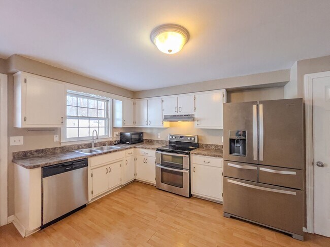 Foto del edificio - Spacious 4BR/2.5BA/2Car Garage Home with Finished Basement & Hardwood Floors – Gales Ferry