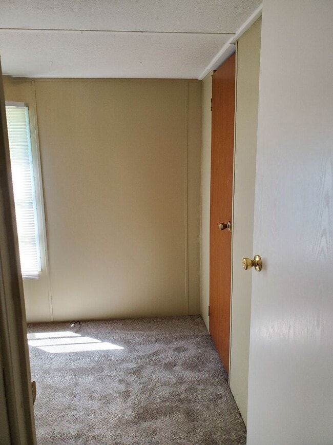 Building Photo - 180 Cave Cir
