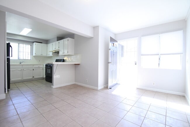 Building Photo - 736 Bernard St