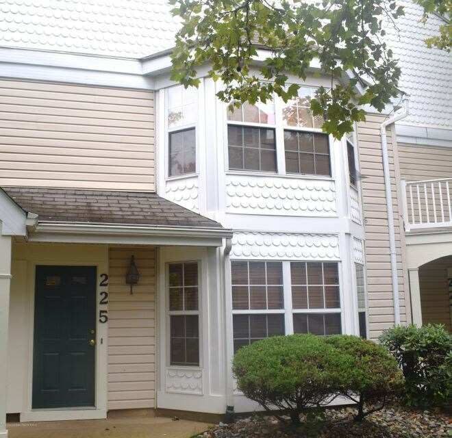 Primary Photo - 225 Tulip Ln