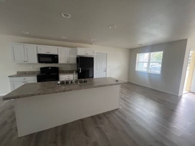 Building Photo - 3 Bedroom Duplex