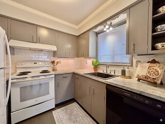Foto del edificio - Spacious 2 Bedroom 1 Bathroom Unit Located in a Great Area Just a Few Blocks From The Hawthorne D...