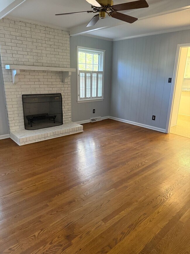 Foto del edificio - Updated 3 Bedroom Convenient to W Friendly Ave & New Garden Rd!