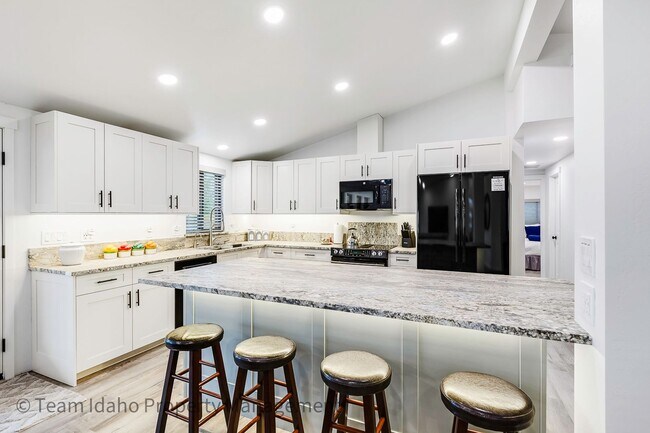 Foto del edificio - BRAND NEW! Single Level Home...Easy & Beautiful Living with a stunning view of Lake Pend Oreille