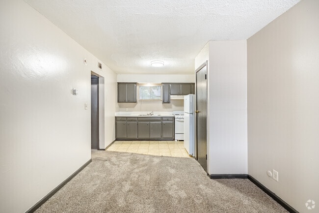 1BR, 1BA - 420SF - Dining Room - Biscayne Apartments