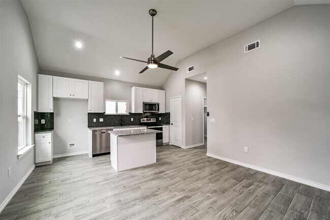 Building Photo - 16613 E Lynbrook