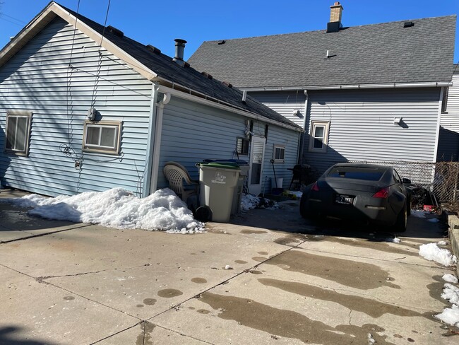 Building Photo - 828 E Pearson St