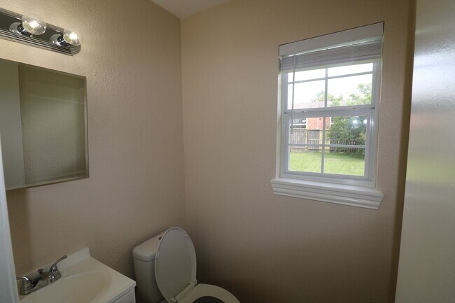 Building Photo - 609 Circle Way