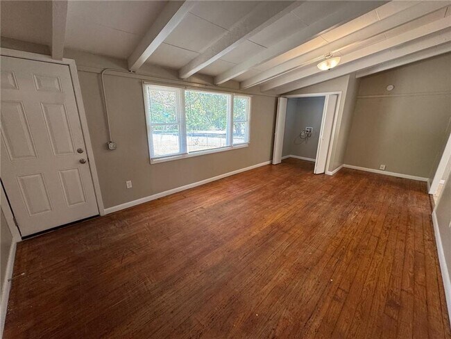 Foto del edificio - 4051 Pringle Dr