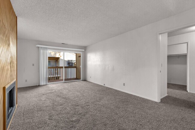 Foto del edificio - 2bed, 2bath condo with W/D, Balsony and ri...