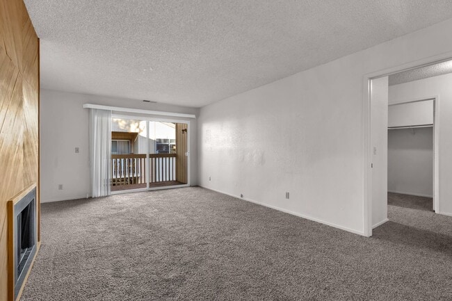 Building Photo - 2bed, 2bath condo with W/D, Balsony and ri...