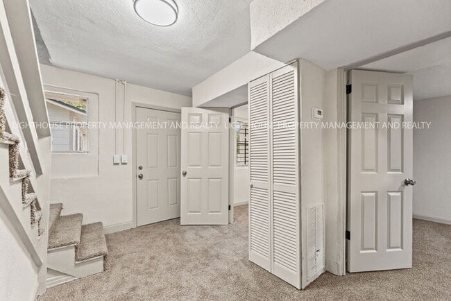 Foto del edificio - Newly Renovated 3 Bedroom Two-Story Home with Balcony