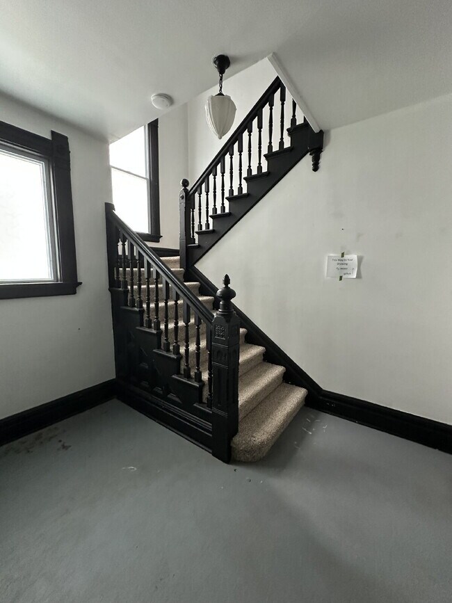 Foto del edificio - 838 1/2 Centerway St. Upper