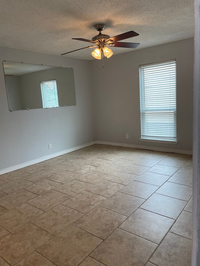living room - 4218 Hessmer Ave