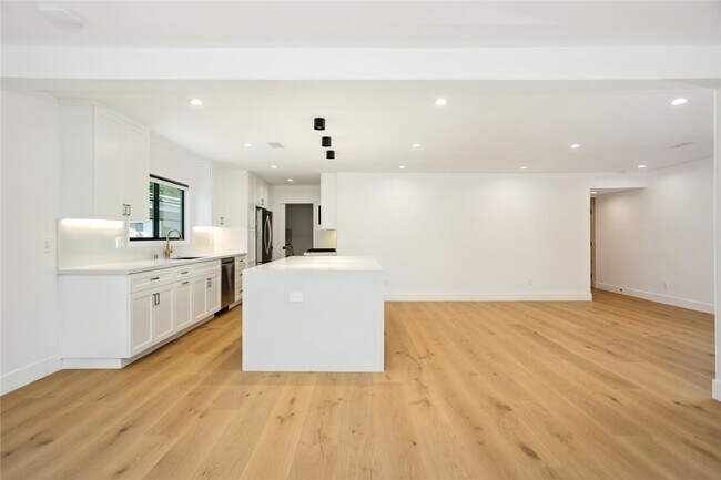 Foto del edificio - 5743 Natick Ave