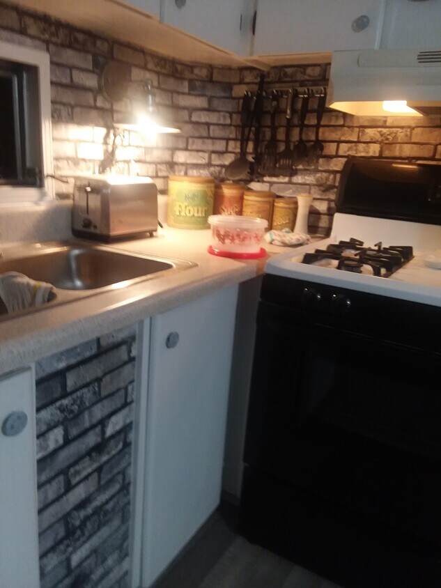 ¡Cocina más nueva! - 30424 Francis St