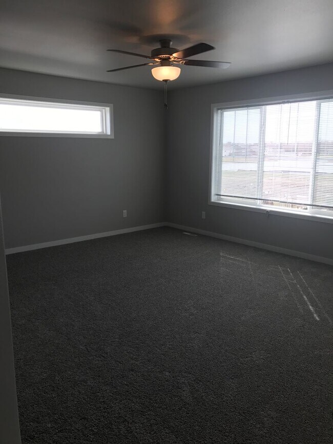 Building Photo - 3 Bed 3 Bath