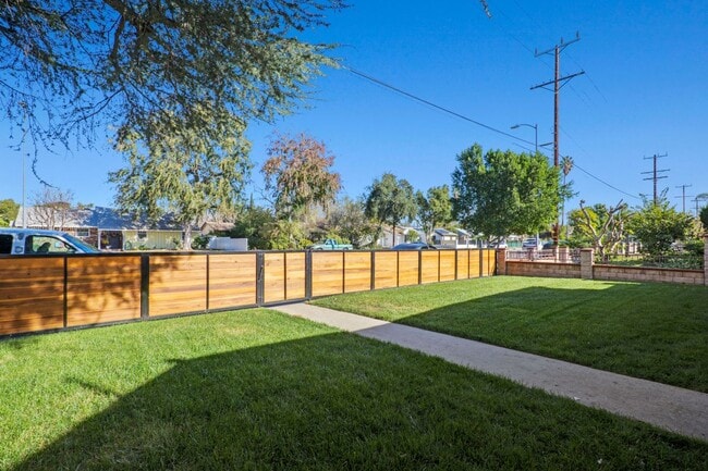 Foto del edificio - 17434 Saticoy St