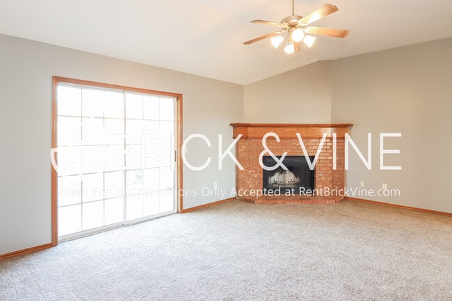 Foto del edificio - 8136 Bigwood Dr