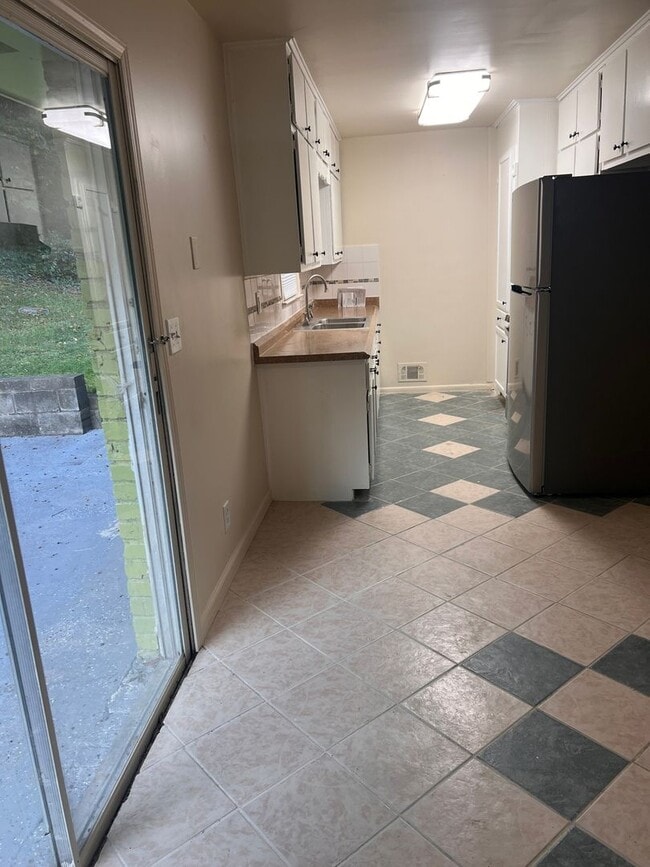 Building Photo - 2375 Brentford Pl
