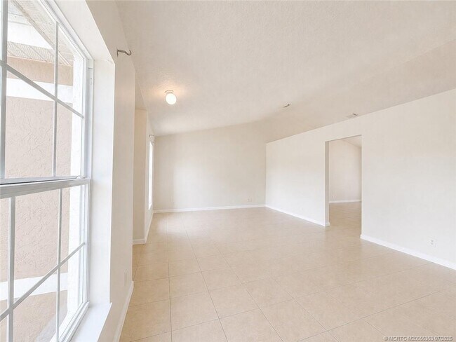 Foto del edificio - 756 SE Lansdowne Ave