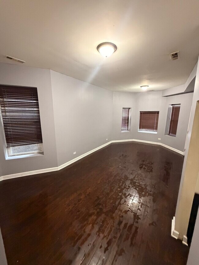 Foto del edificio - 705 W Garfield Blvd