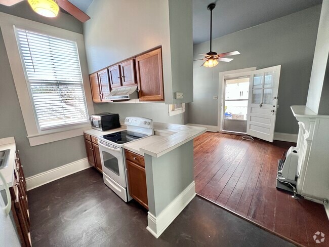 Building Photo - 548 Verret St