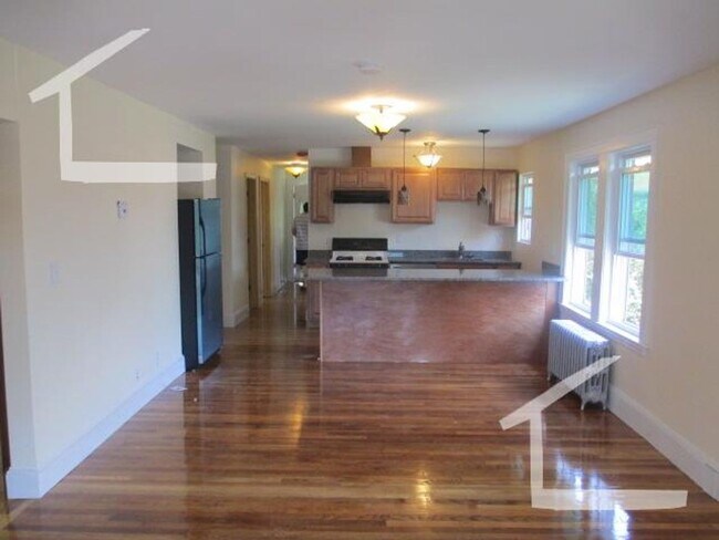 Foto del edificio - No Brokers Fee, No Security Deposit, Pets friendly, backyard, Eat-in Kitchen
