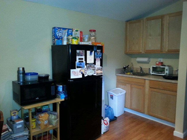 Kitchen area - 700 Woodstock Rd