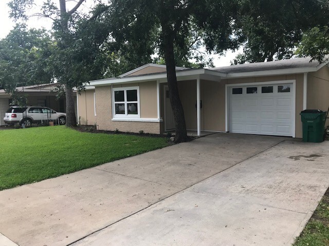 Building Photo - AVAILABLE NOW - EXCELLENT LOCATION