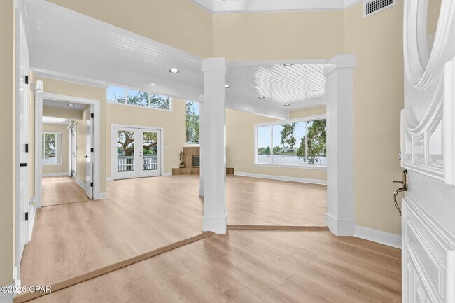 Foto del edificio - 2718 Country Club Dr