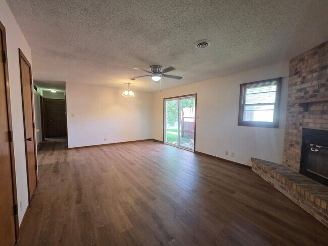 Foto del edificio - 1214 Bluestem Dr