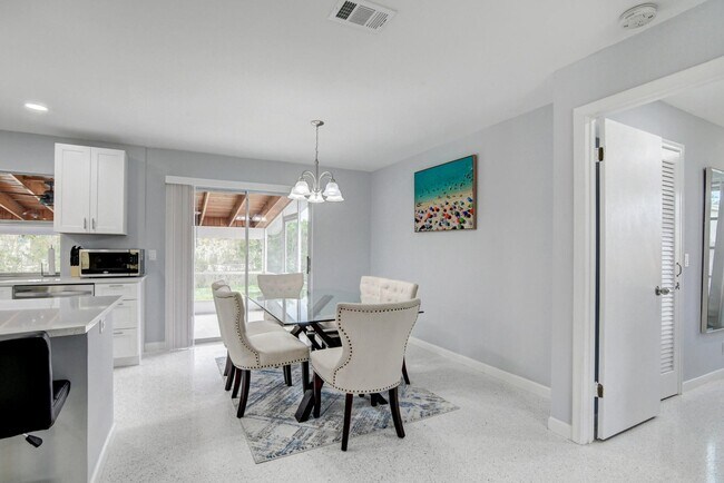 Building Photo - 2660 Flamango Ct S
