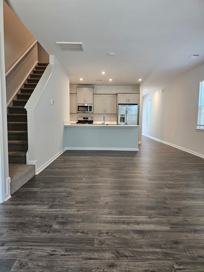 Building Photo - 421 Mariene Dr