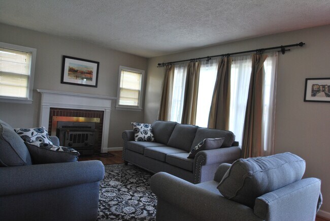 Building Photo - 216 Zandale Dr