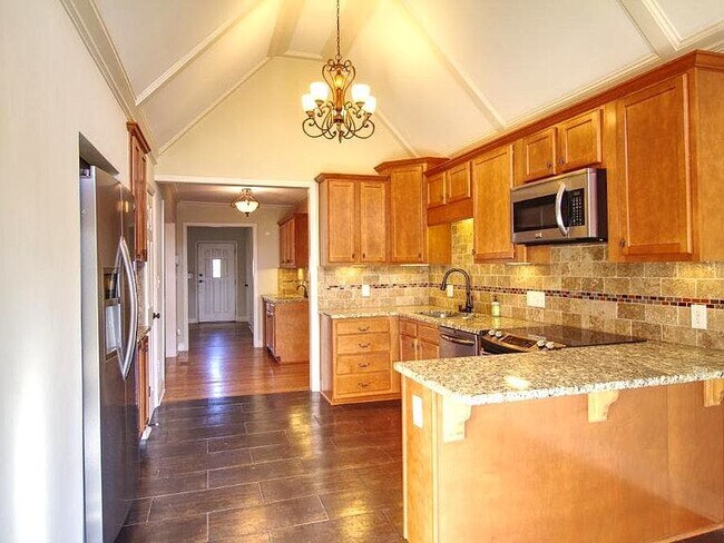 Gourmet kitchen with vaulted ceilings, granite & stone-tile flooring! - 2220 Lenox Rd NE