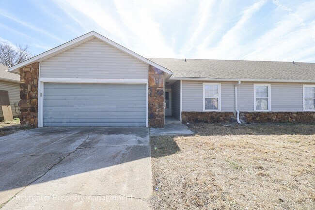 Building Photo - E 31st Ct Duplex