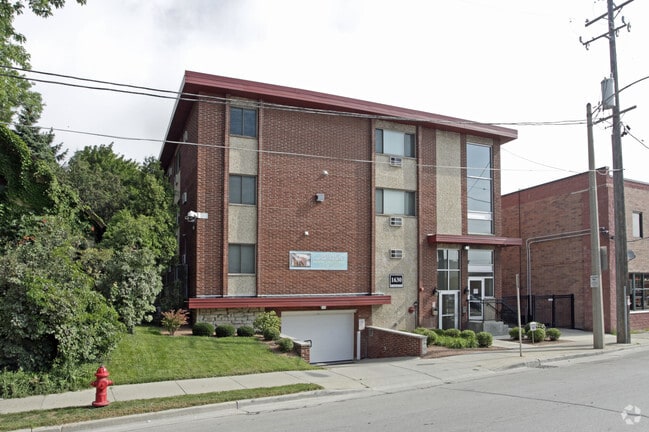 Edificio - 1630 W National Ave