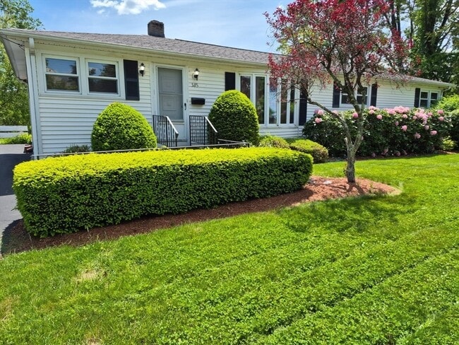 Building Photo - 585 Burncoat St