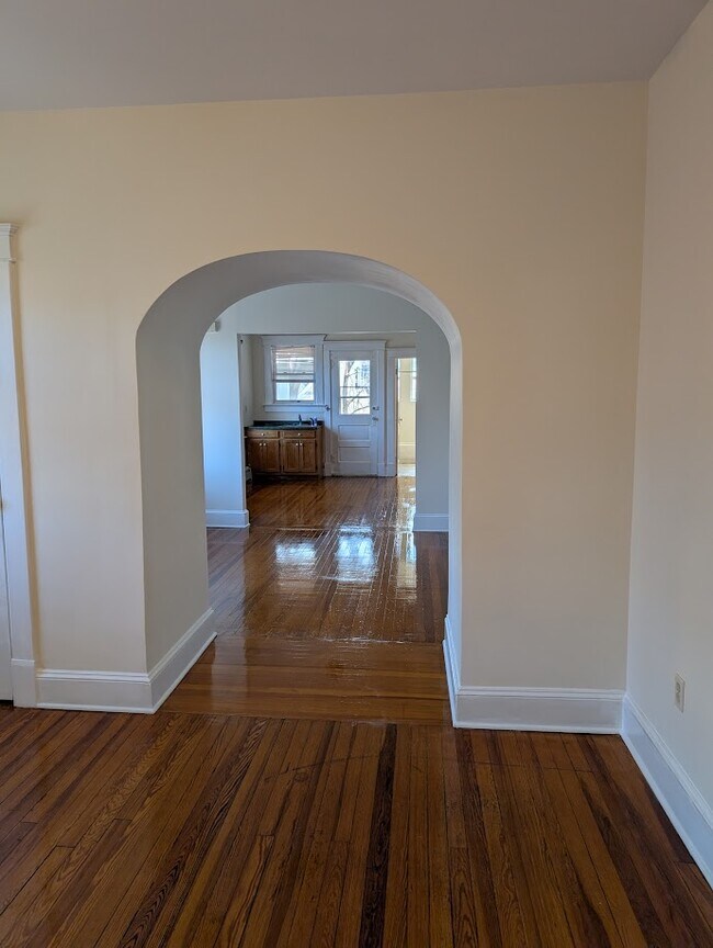 Sala de estar, segunda habitación, cocina - 20 Maple St