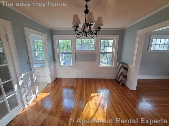 Building Photo - Melrose Center * On two floors * Garage * ...