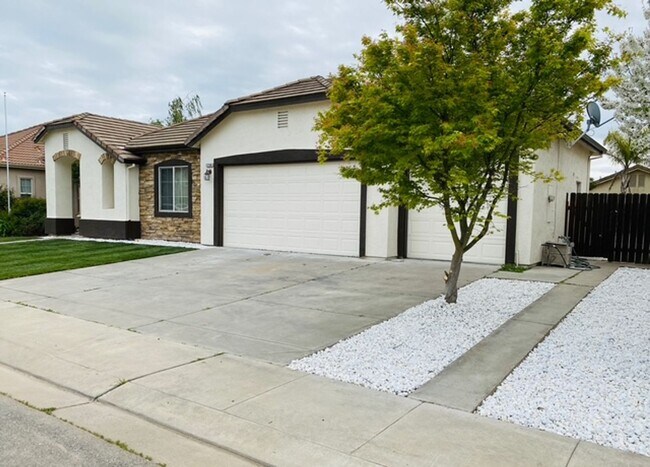 Foto del edificio - Stunning Manteca Home with 4 Bedrooms, 3 Baths - Single-Story Home with RV Access and Upgrades Ga...