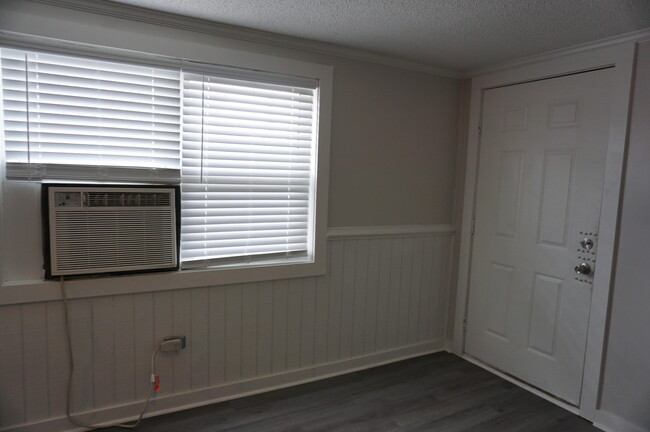 Foto del edificio - 148a S John Sims Pkwy