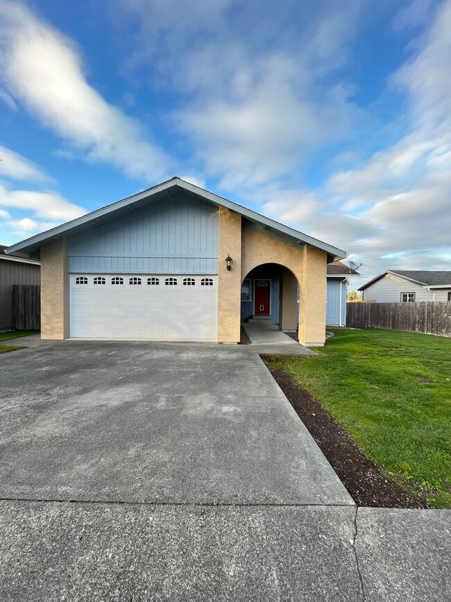 Building Photo - Bay Views! Pet Friendly!3/2 with  2 Car Ga...
