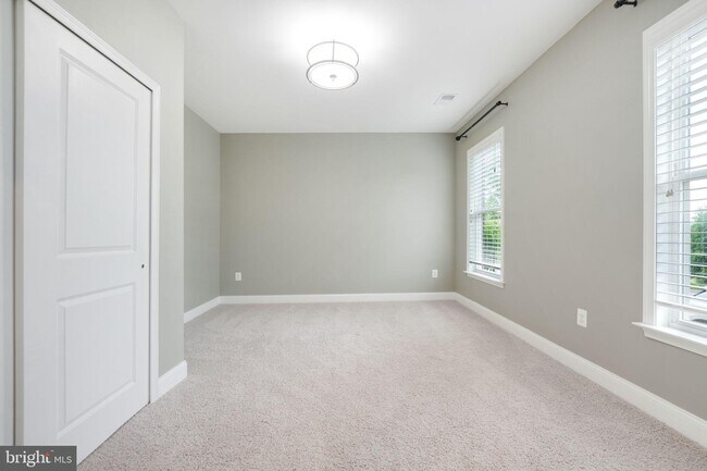 Foto del edificio - 1727 Cottonwood Grove Road