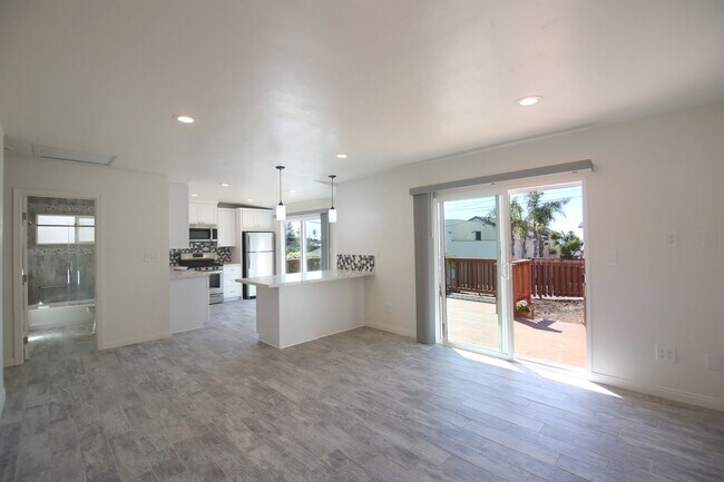 Foto del edificio - White Water Views Steps from Moonlight Beach