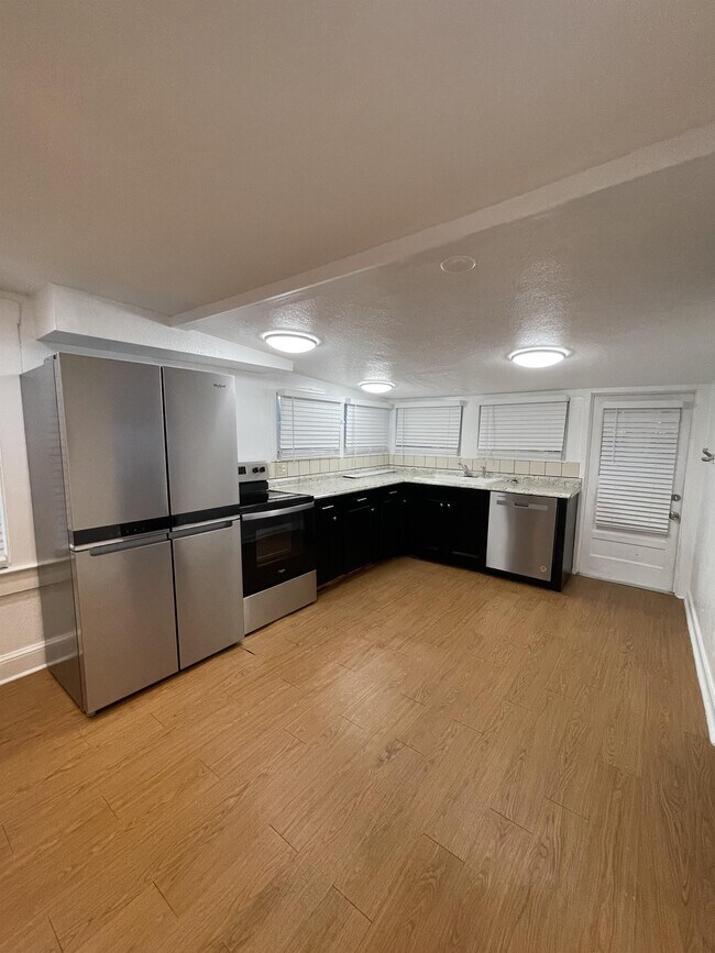 Building Photo - 726 Shady Ln Dr