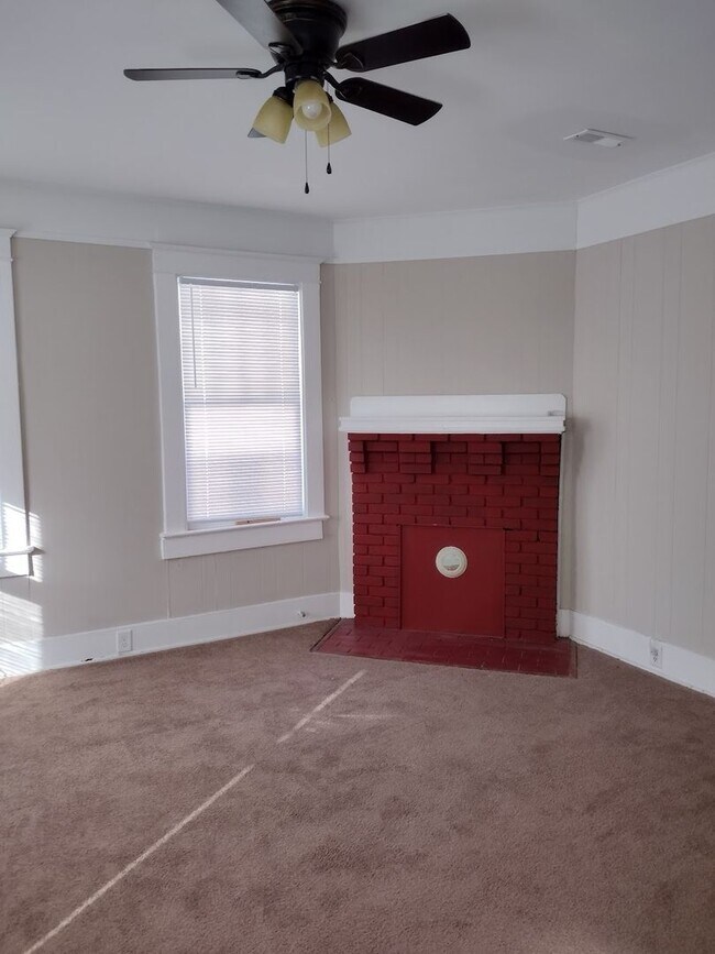 Building Photo - Cozy 2 Bedroom Single-Family Home in the Heart of Charleston