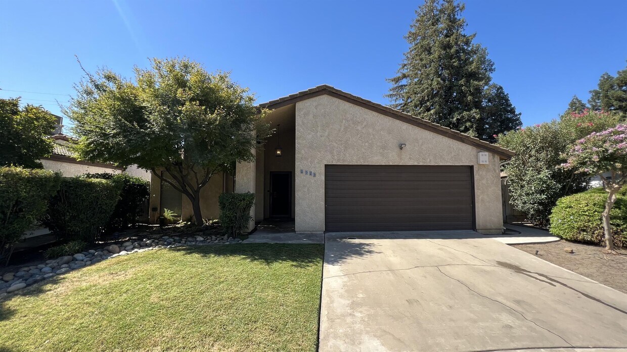 Foto principal - 1929 S Royal Oaks Dr