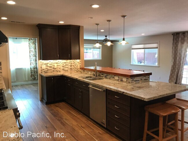 Building Photo - 4 br, 2.5 bath House - 4550 Grothman Lane